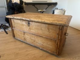 Antike Truhe aus massivem Holz 