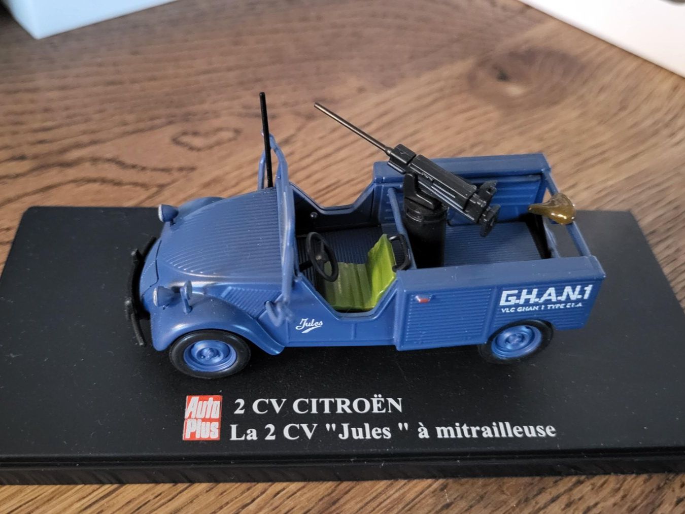 Modellini d'auto: Citroën 2CV Jules à mitrailleuse 1:43, Auto Plus – Usato da Rothrist venduto da Juana5 2
