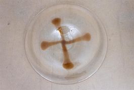Grosser Glasteller mit braunem Sujet