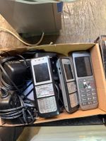 Drei Mobiltelefone mit Zubehör gebraucht im Set