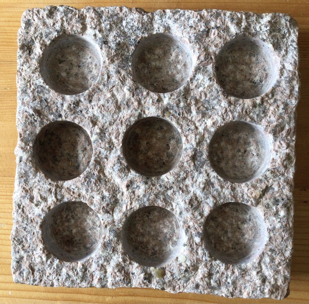 Kerzenständer: Rustikaler Granitblock für 9 Teelichter – Neu (gemäss Beschreibung) aus Ennetbaden von Nab2012 1