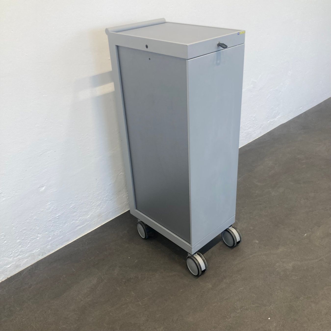 Banconi: Denz D3 Roll-Caddy Silbergrau mit Schlüssel – Usato da Schönenwerd venduto da mcofficeshop 2