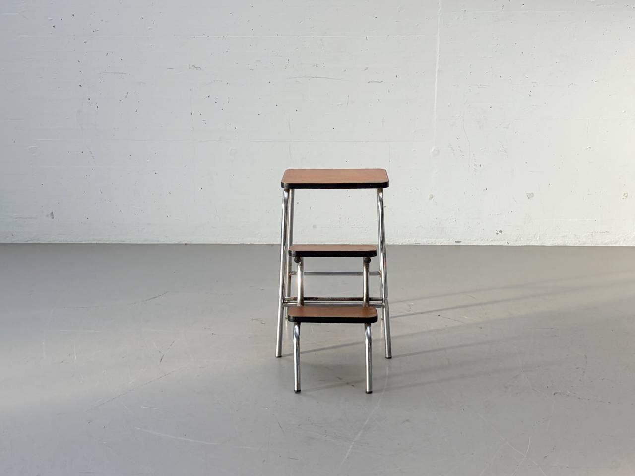Hocker: Kelko Tritthocker mit braunem Kunstleder & Chromgestell – Gebraucht aus Zürich von LeMoege 5