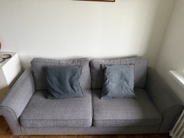 Graues Sofa, 2-Sitzer, bequem & gut!