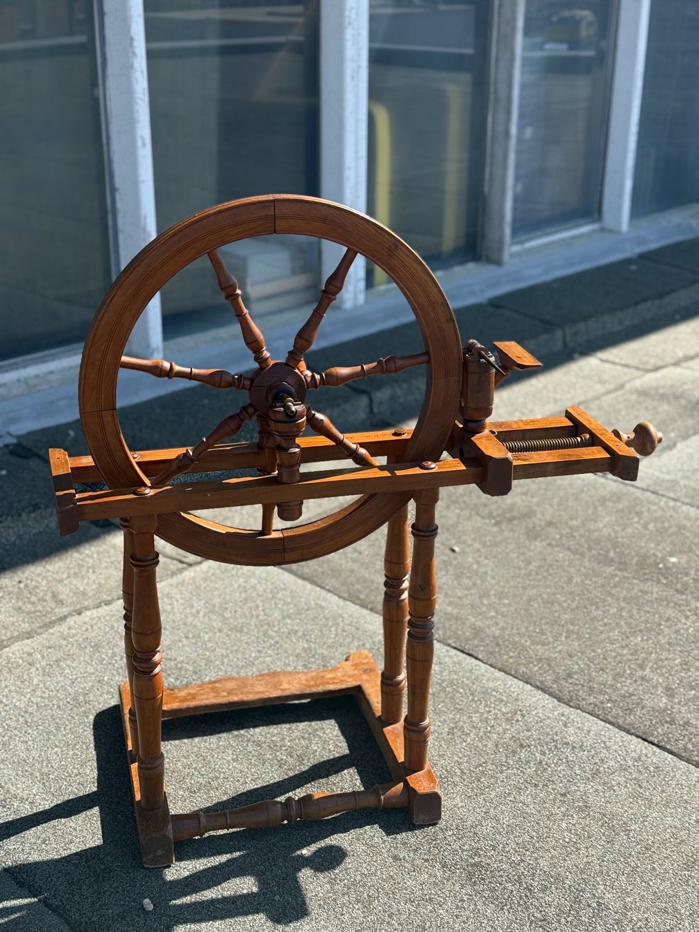 Spinnräder: Antikes Spinnrad aus Holz – Gebraucht aus Klingnau von Umweltklinik 2
