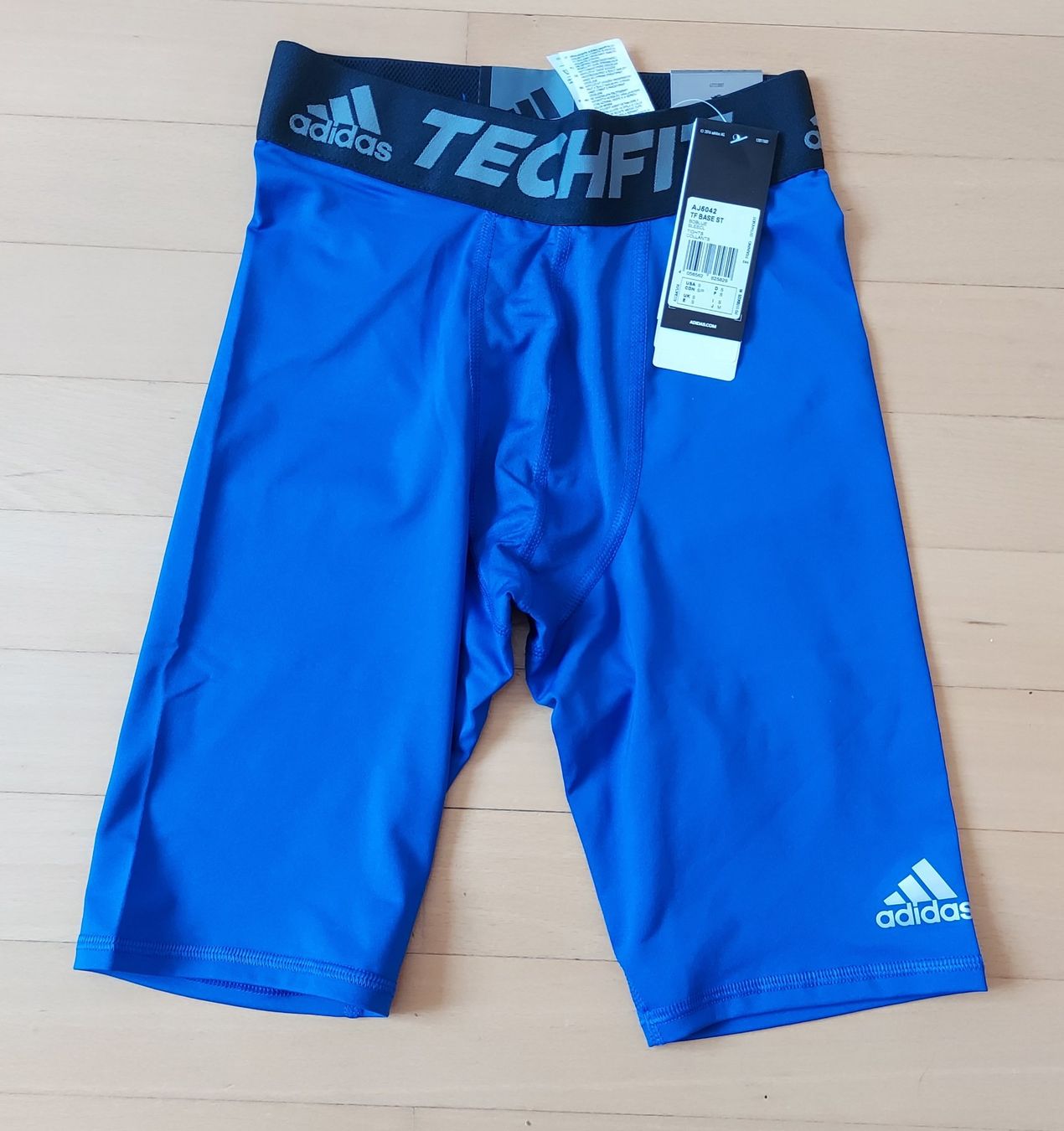 Adidas Pantalons: Neue Adidas TF Base Shorts Gr. S – Neuf avec emballage d'origine à Basel par Mazzo84