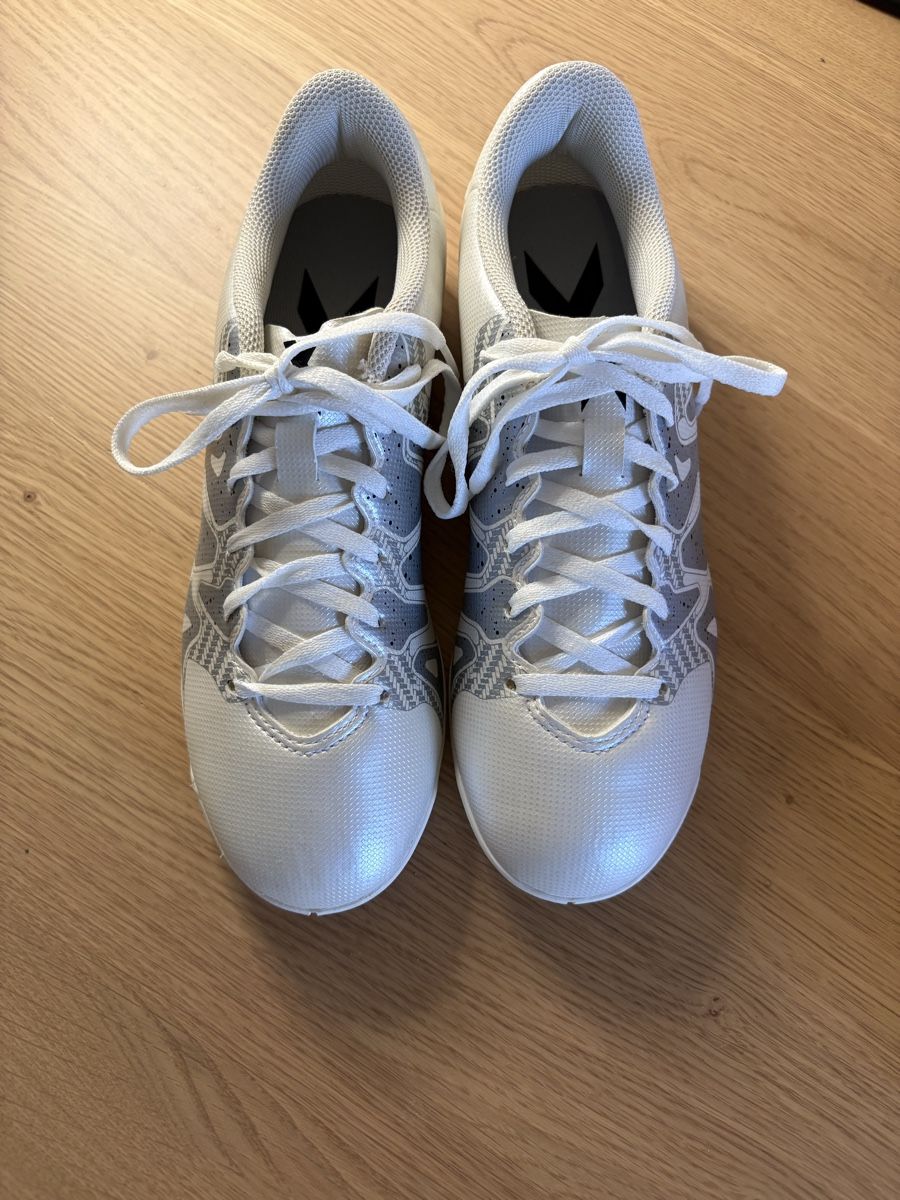 Adidas Schuhe für Jungen: Fussball Hallenschuhe – Neu (gemäss Beschreibung) aus Wangen ZH von Brunnerluzern 1