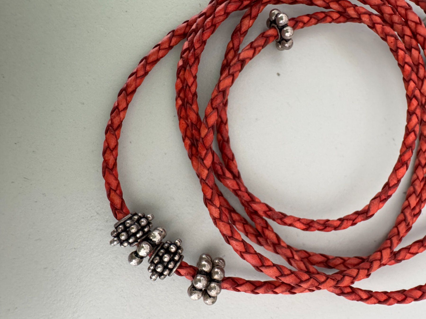 Bracciali & Braccialetti: Rotes Lederarmband mit silbernen Akzenten – Nuovo e nell'imballaggio originale da Stäfa venduto da Mofi8712 3