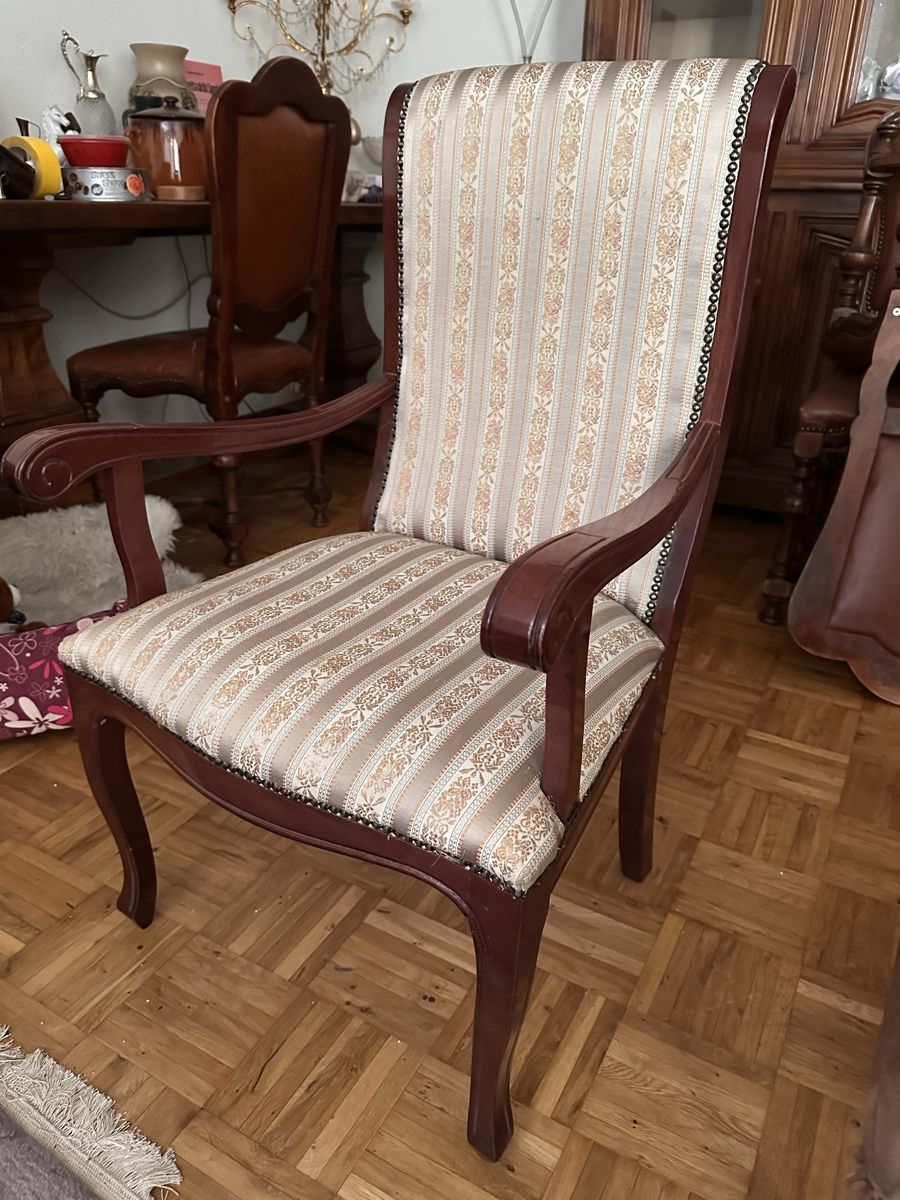 Chaises: Armlehnstuhl mit gemustertem Polster und Holzrahmen – D'occasion à Dübendorf par medusa37