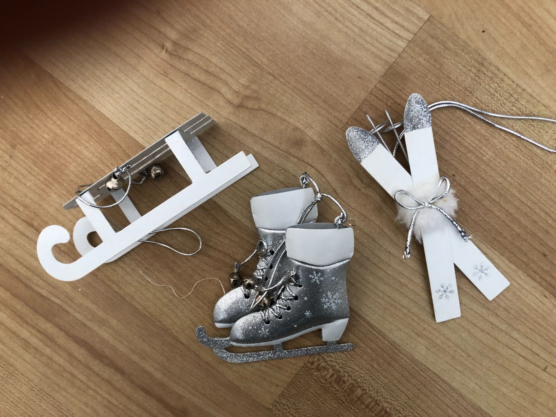 Tutte le decorazioni: Winter Deko Set: Schlittschuhe, Ski, Schlitten mit Glitzer – Usato da Arlesheim venduto da OmnIa55