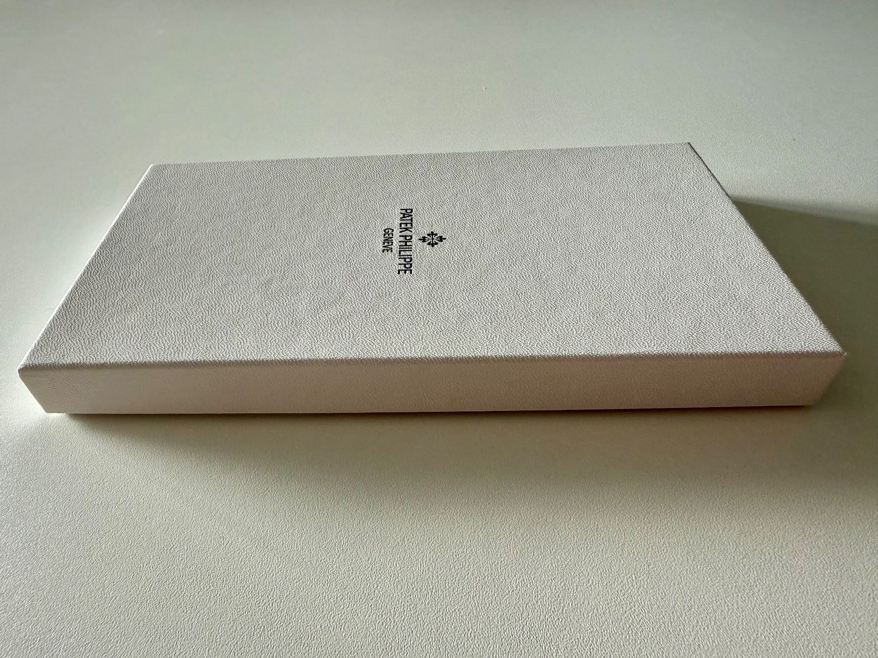 Patek Philippe Orologi: PATEK PHILIPPE Genève - Box blanc rectangulaire – Usato da Mont-sur-Lausanne venduto da vmi_ym5l 4