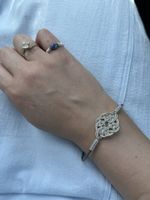 Elegantes Silberarmband mit speziellem Knotenmuster.