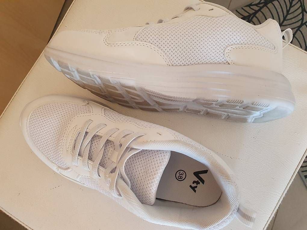 Scarpe da uomo: Sneakers blancs neufs – Usato da Chavornay venduto da er_yy7k 1