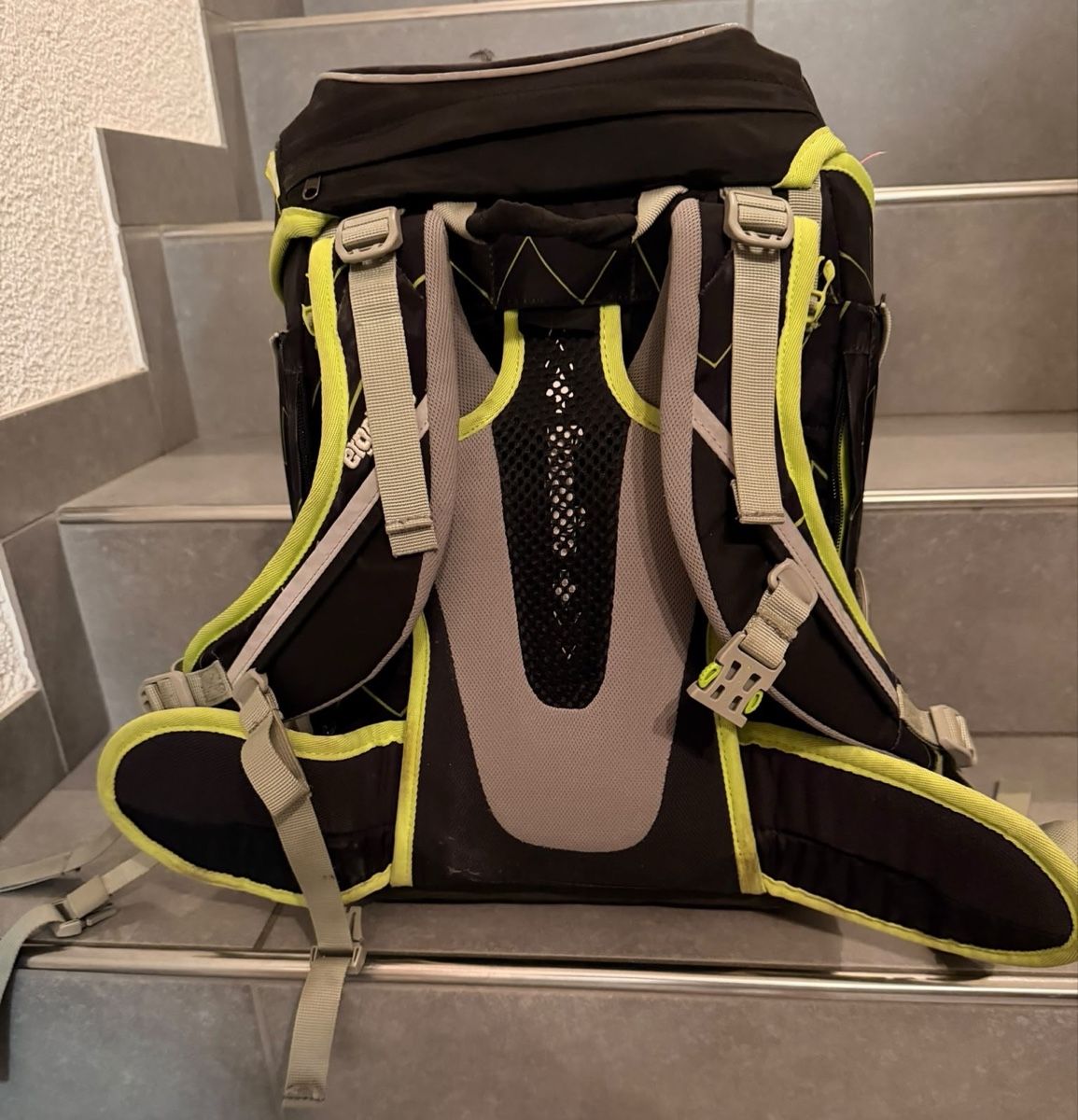 Ergobag Sacs & sacs à dos: Ergobag Schulranzen Modell "Einhorn" schwarz/gelb gebraucht – D'occasion à Matzingen par Slny7