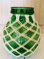 Dickwandiges Glas mit Makramee