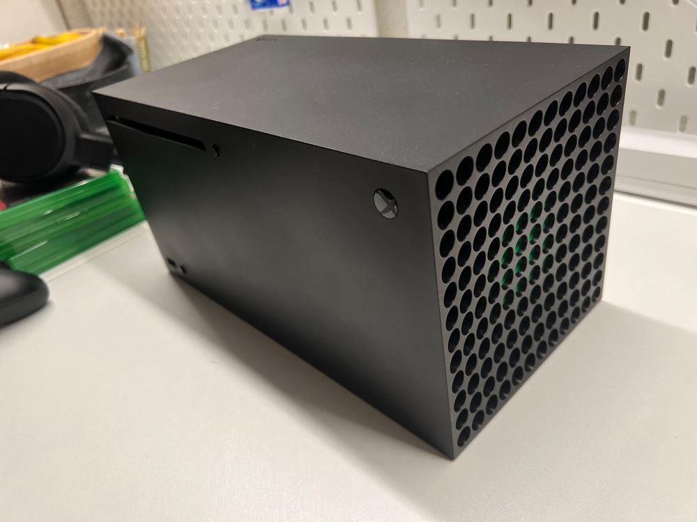 Xbox Series X fast nie gebraucht mit Games und Headset Kaufen auf Ricardo