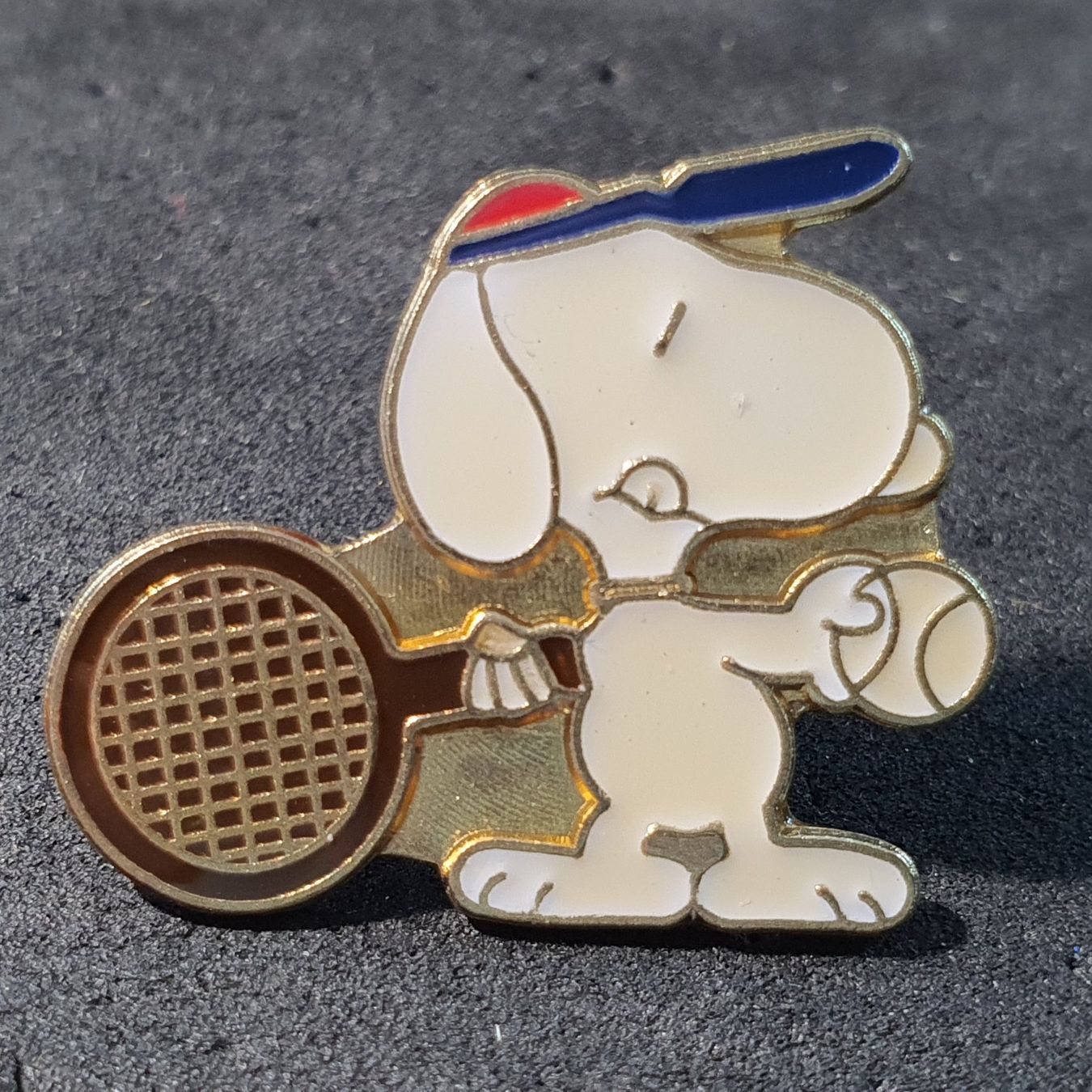Plaketten & Abzeichen: W416 - Pin Tennis Snoopy – Gebraucht aus Reinach BL von