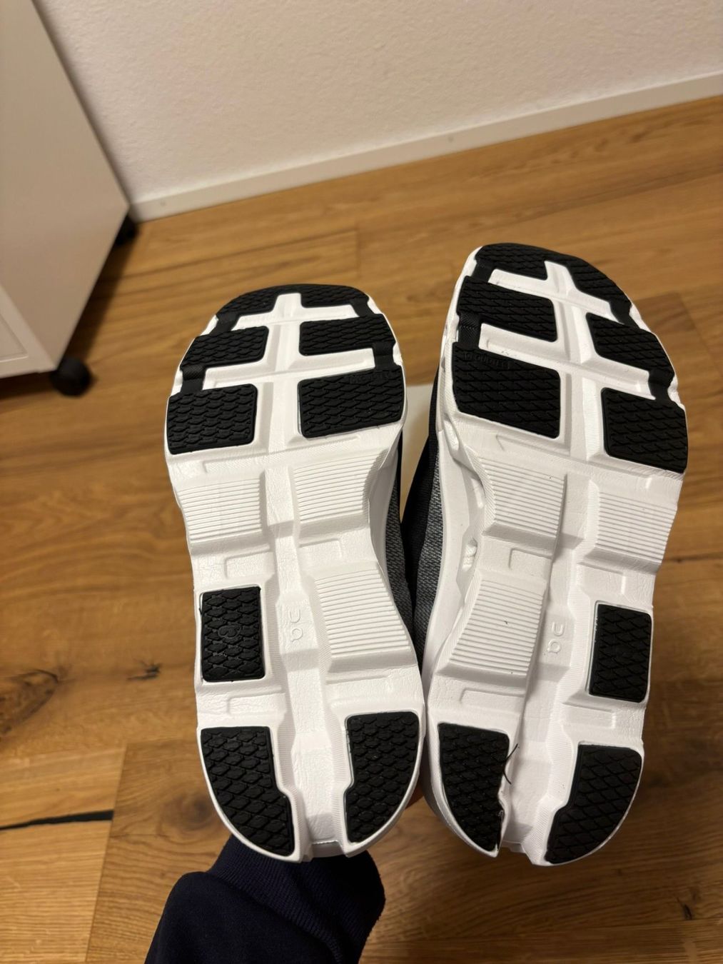 Scarpe da uomo: ON Cloudmonster 2 schwarz Grösse 43 – Nuovo e nell'imballaggio originale da Holderbank AG venduto da lar_v5pp 2