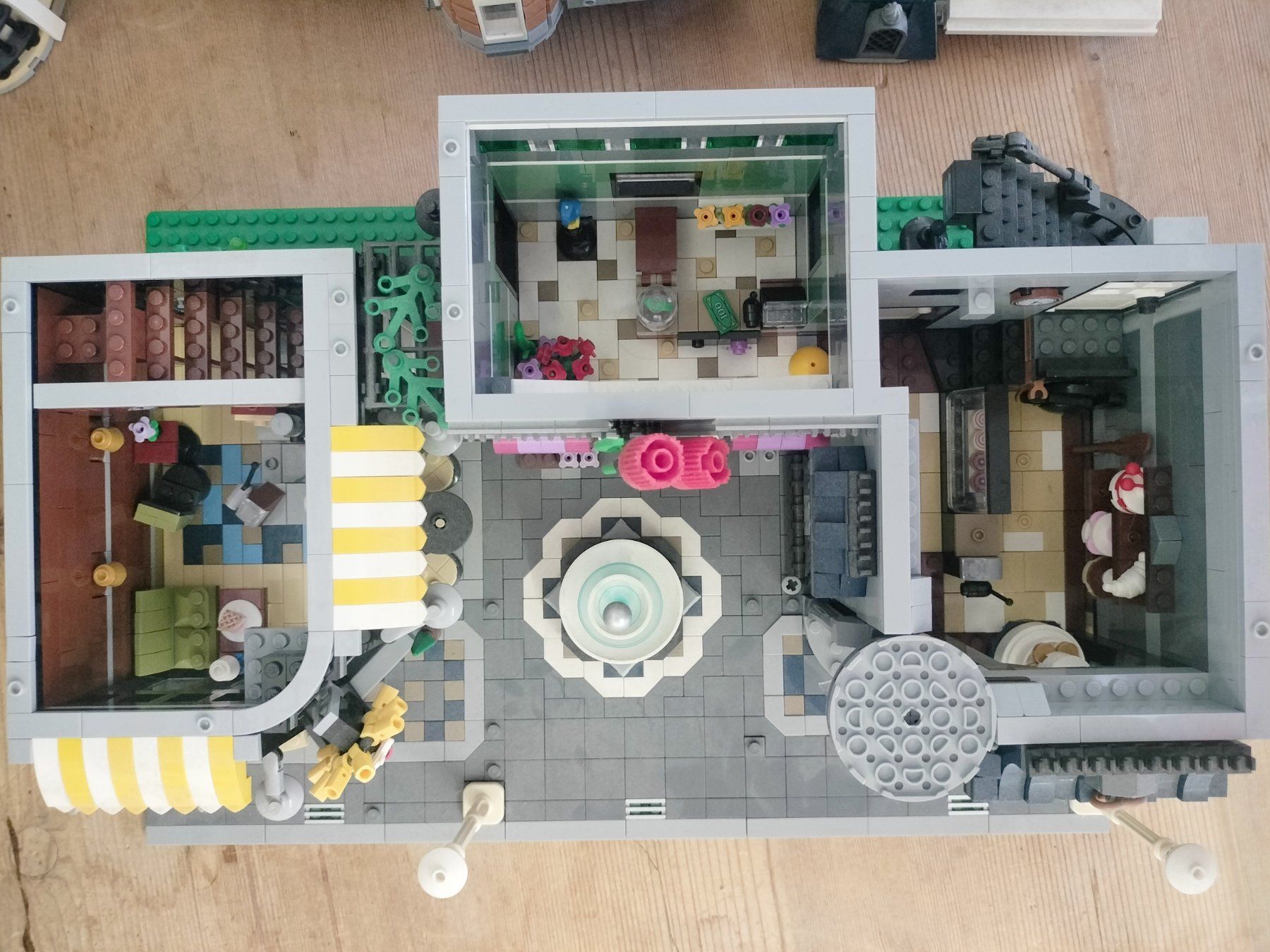 Lego Jouets: Lego Creator Expert 10255 Assembly Square Modular ab 1.- – D'occasion à Wil SG par RoyalBricks 7