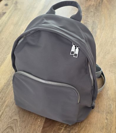 Grauer Rucksack – Neu