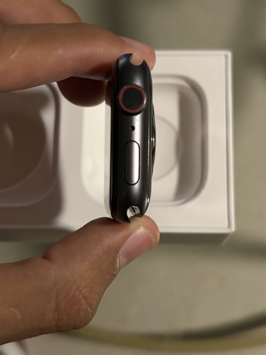 Apple Smartwatch: Apple Watch 4 44mm Space Gray (GPS + CEL) – Usato da Bern venduto da Diego-maradona 1