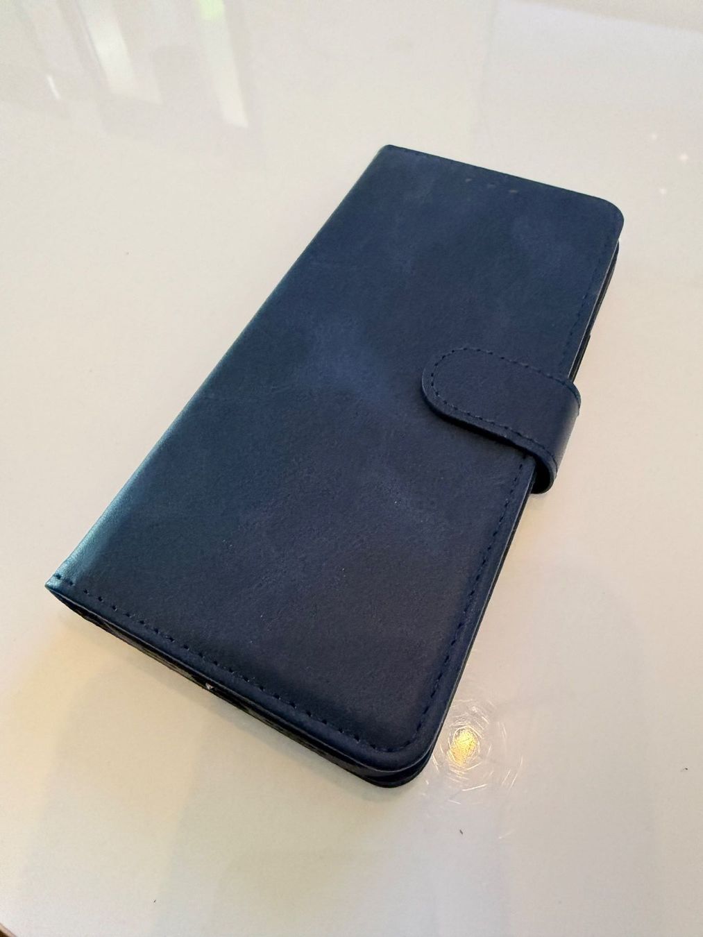 Apple Cover & Protezioni schermo: iPhon 14 Pro Max Cover blau Kunstleder mit Magnet Einsatz – Nuovo e nell'imballaggio originale da Kölliken venduto da Teguwegu 1