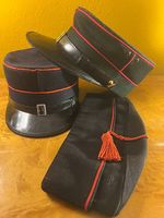 lot de deux  casquettes et un couvre chef militaire