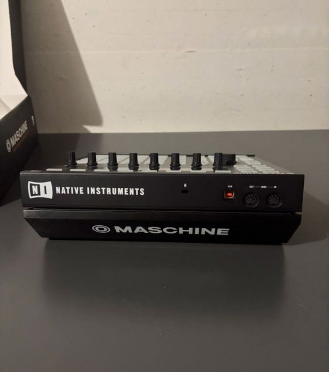 Native Instruments Musikinstrumente: Native Intstruments Maschine MK2 inkl. original Stand - Top! – Gebraucht aus Schaffhausen von dan_h6hm 2
