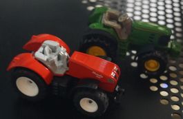 2 Spielzeug Traktoren rot und grün gebraucht