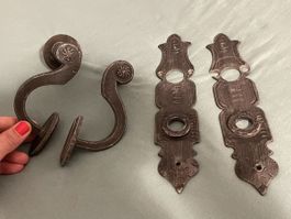antike Poignées de porte anciennes en fer forgé, rustique.
