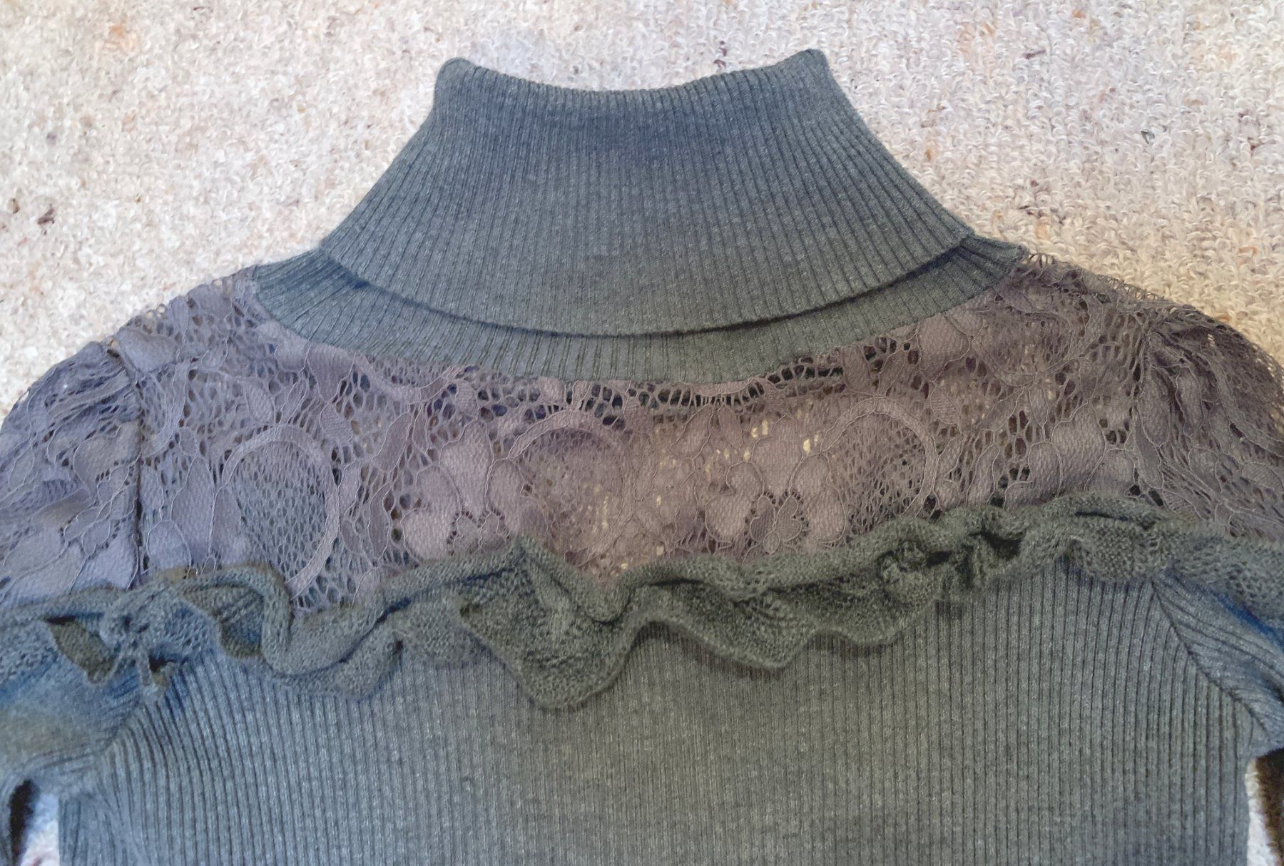 Maglioni & Felpe: Reizvoller schicker Pullover mit Spitze und Rollkragen – Nuovo (secondo la descrizione) da Wangen ZH venduto da olivia20 7