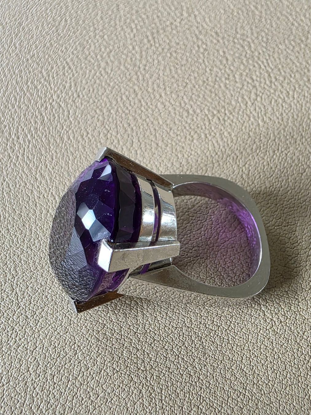 Anelli: Ring mit sehr grossem Amethyst – Usato da Langendorf venduto da munzli59 4