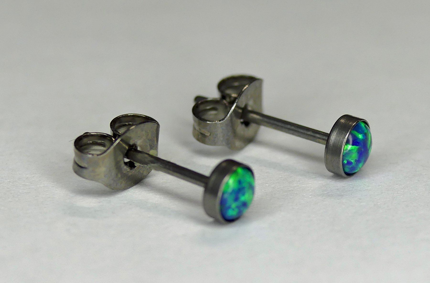 Orecchini pendenti & Orecchini a lobo: Ohrsteker aus Titanium mit Opal – Nuovo e nell'imballaggio originale da Matten b. Interlaken venduto da kero71 1