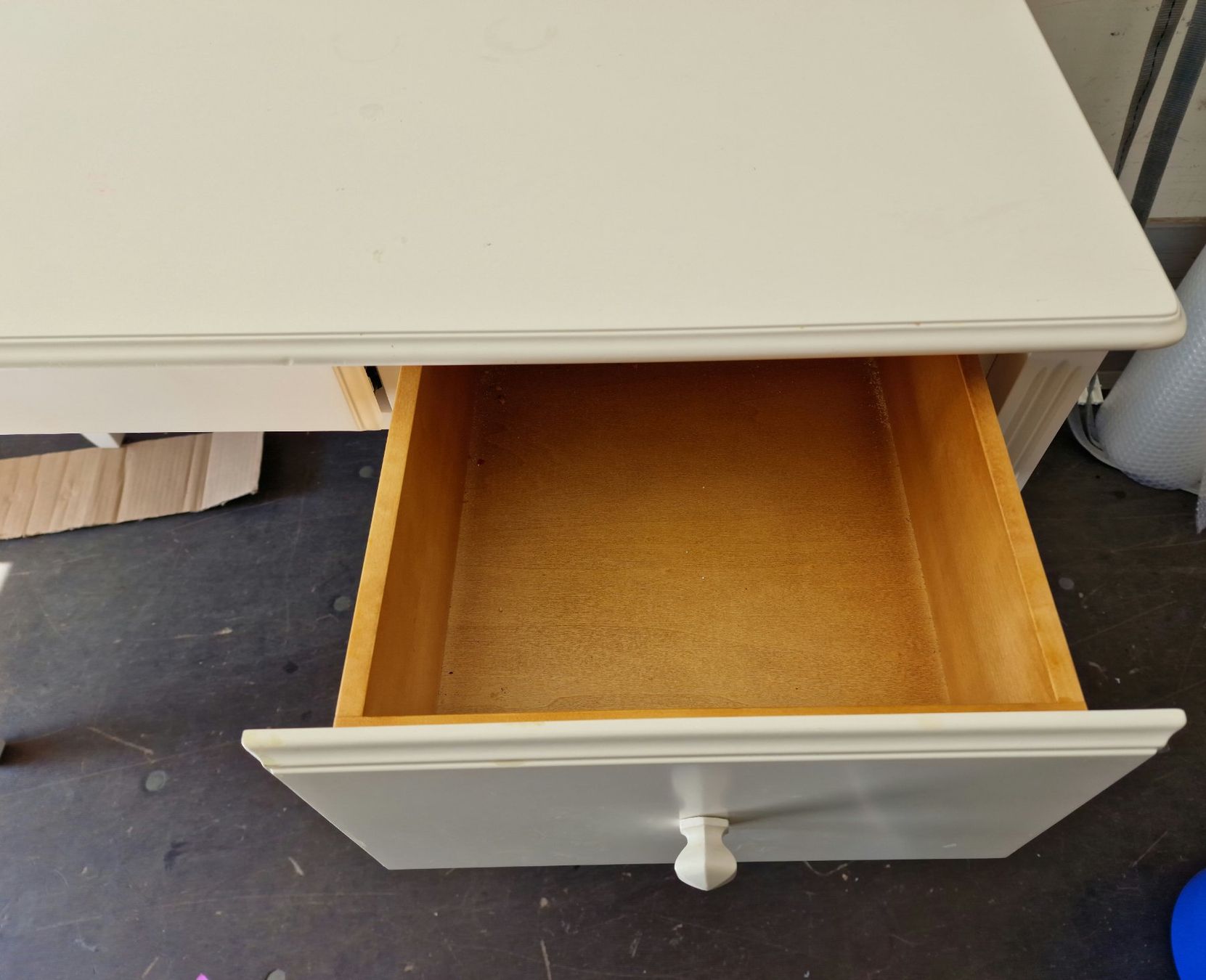 Scrivanie: White Desk with 3 Drawers in good Condition – Usato da Killwangen venduto da bmy_5rtt 5
