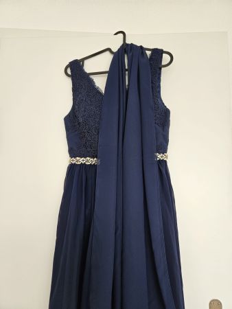 Schönes blaues Kleid für Konfirmation