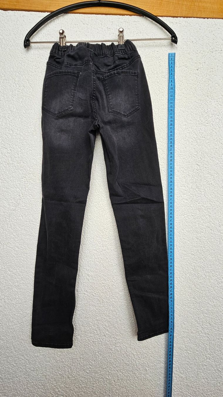 H&M Hosen: Schwarze Jeans mit engem Gummibund, Grösse 140 – Gebraucht aus Staffelbach von Frisco77 1