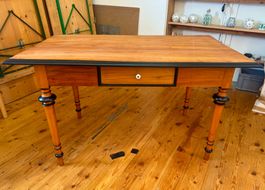 Restaurierter Massivholz-Schreibtisch mit Schublade - Unikat