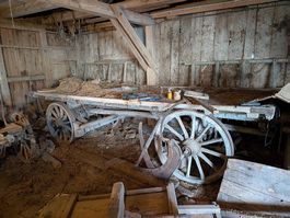 Antike Wagen, Kutsche, Holzräder Räumung Scheune
