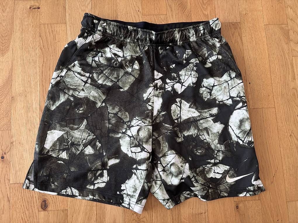 Nike Pantaloni: Short Nike M – Usato da Muri b. Bern venduto da Saldayann