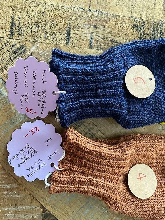 Guanti & manicotti: Fingerhandschuhe handgestrickt Merino  – Nuovo e nell'imballaggio originale da Liestal venduto da Strigg-Grossmami 6