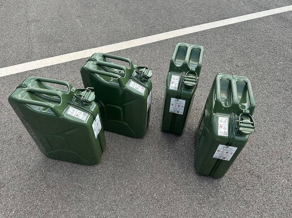 Taniche per benzina: Lot de 4 Jerricans 20 Litres – Usato da Blonay venduto da inf_2rmr 1