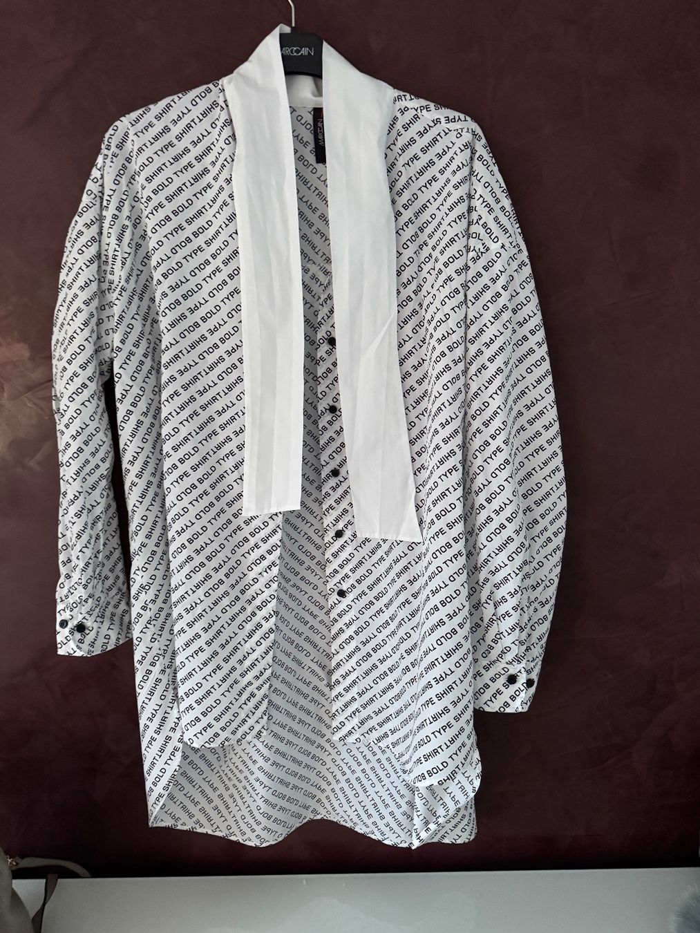Marc Cain Camicette: Bluse Marc Cain mit einem Buchstabenmuster iweiss N4 40 – Nuovo (secondo la descrizione) da Volketswil venduto da praxis12 2