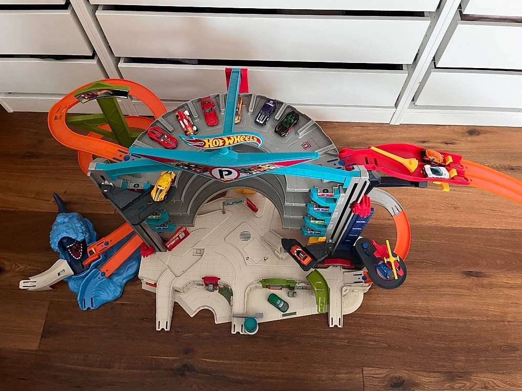 Giocattoli: Hot Wheels Megacity Parkgarage mit 35 Autos – Usato da Mühlethurnen venduto da JackyCindy
