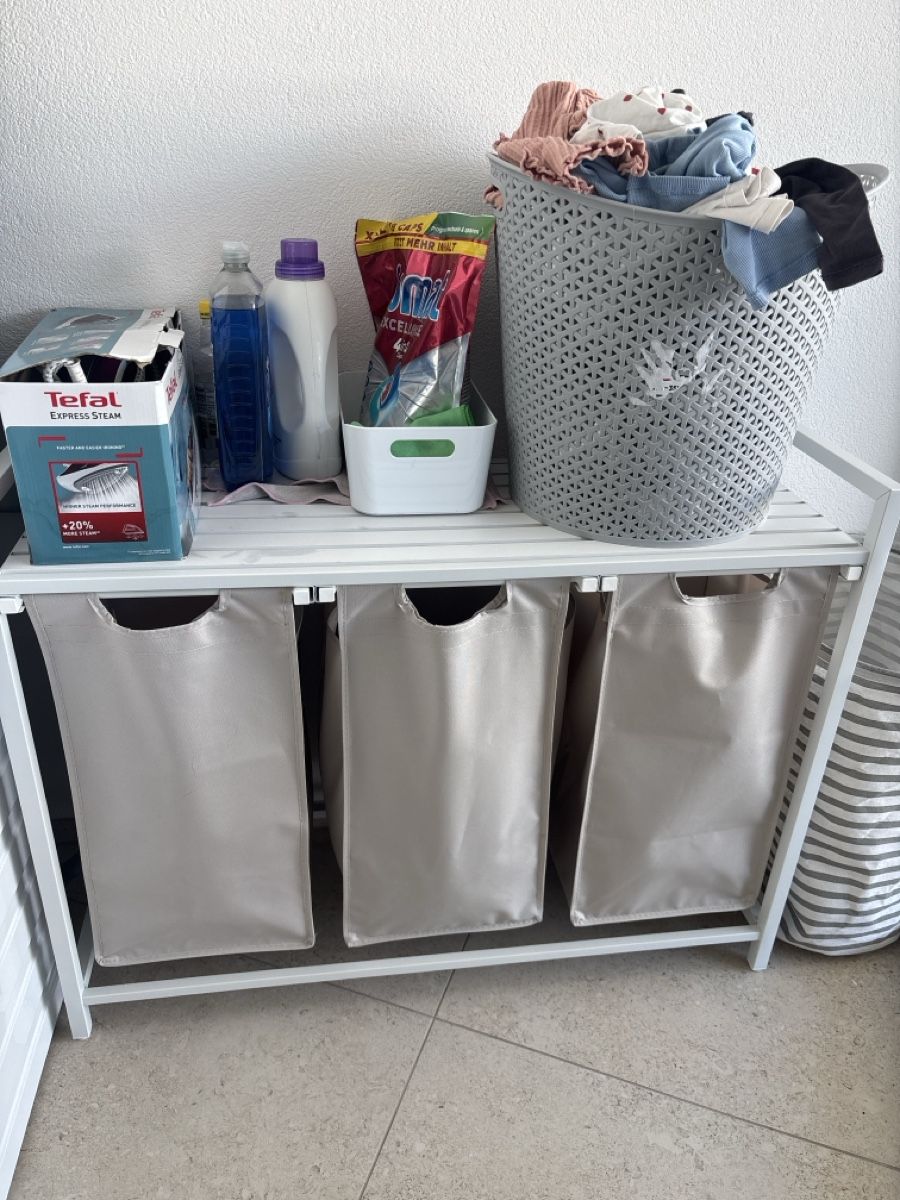 Cesti per biancheria: Laundry basket shelf with 3 baskets grey good condition – Usato da Neuhausen am Rheinfall venduto da LTomk