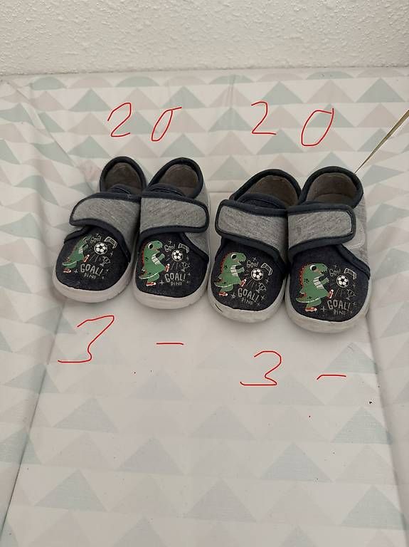 Chaussures garçon: Pantoufles  – D'occasion à Saxon par lau_8dpj
