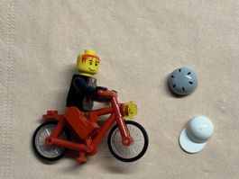 1 Stück  Lego Figur mit Velo und Helm.