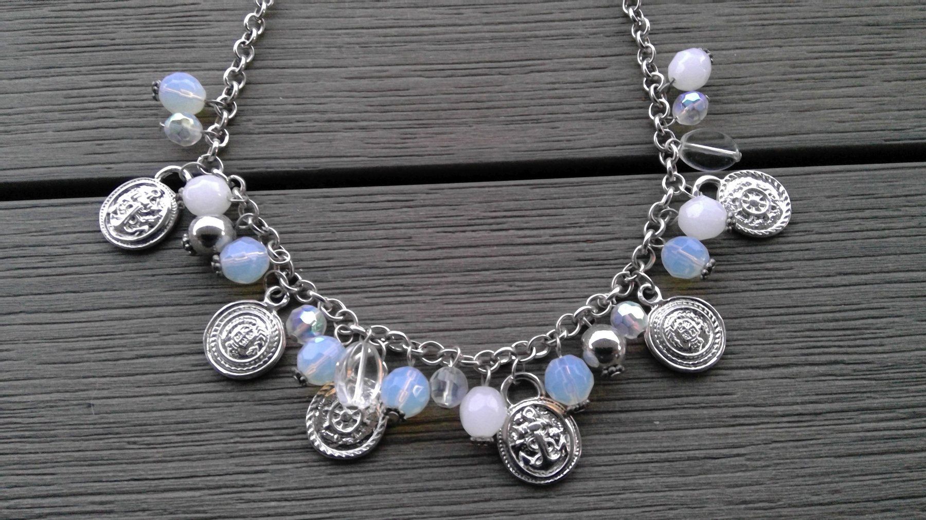 Catenine: Collier avec perles & médaillons métalliques, NEUF – Nuovo e nell'imballaggio originale da Agiez venduto da chouchanelle