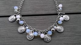 Collier avec perles & médaillons métalliques, NEUF