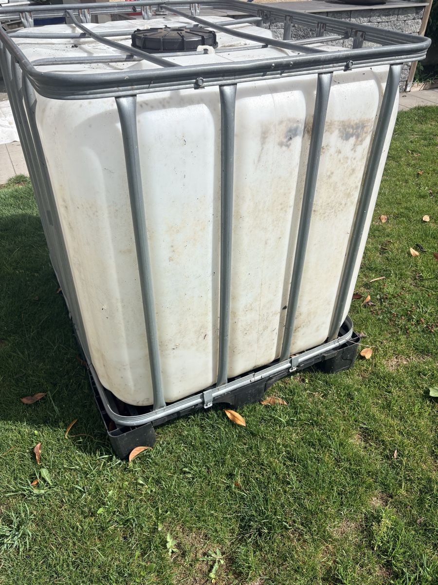 Abbeveratoi e trogoli: Wassertank 1000 Liter – Usato da Hombrechtikon venduto da Bruenel 2