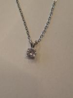 Collana color argento e zircone. NUOVO